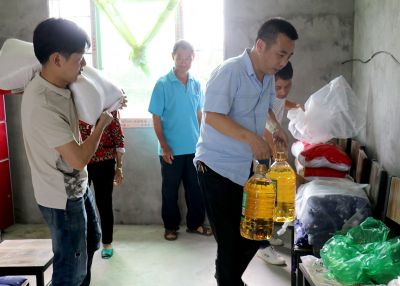 向贫困地区捐钱捐物，，，同时推动就业扶贫